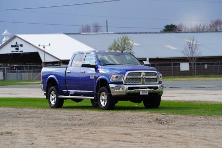 Téléchargez les photos : Tomah, Wisconsin USA - 29 Avril, 2023 : Camion Dodge Ram 2500 2010 bleu se trouve au bord de la route inutilisé. - en image libre de droit