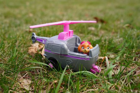 Téléchargez les photos : New Lisbon, Wisconsin USA - 27 avril 2022 : Paw Patrol personnage Skye jouet miniature et hélicoptère assis à l'extérieur. - en image libre de droit