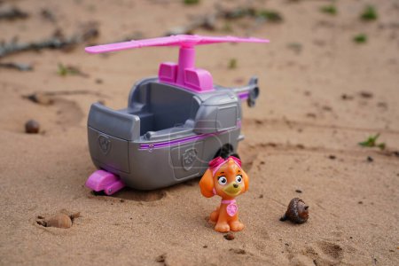 Foto de Nueva Lisboa, Wisconsin, EE.UU. - 27 de abril de 2022: Paw Patrol personaje Skye miniatura juguete y helicóptero sentado al aire libre. - Imagen libre de derechos