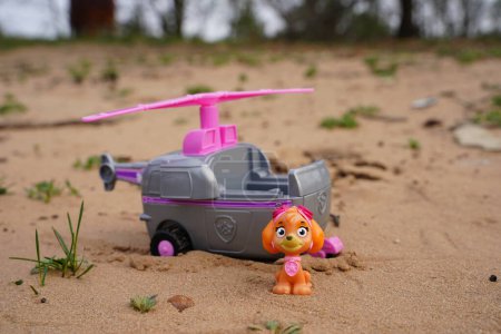 Foto de Nueva Lisboa, Wisconsin, EE.UU. - 27 de abril de 2022: Paw Patrol personaje Skye miniatura juguete y helicóptero sentado al aire libre. - Imagen libre de derechos