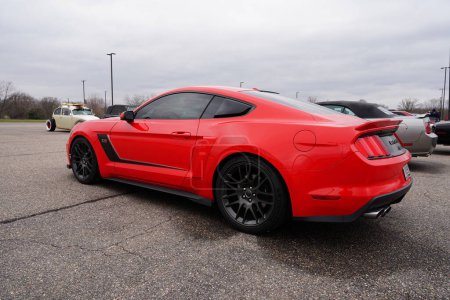 Téléchargez les photos : Baraboo, Wisconsin États-Unis - avril 30th, 2022 : 2020 Roush Ford Mustang GT500 assiste à un salon de la voiture Cruise for a Cause. - en image libre de droit