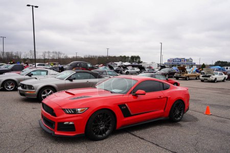 Foto de Baraboo, Wisconsin Estados Unidos - 30 de abril de 2022: 2020 Roush Ford Mustang GT500 se sienta en la feria de automóviles Cruise for a Cause. - Imagen libre de derechos