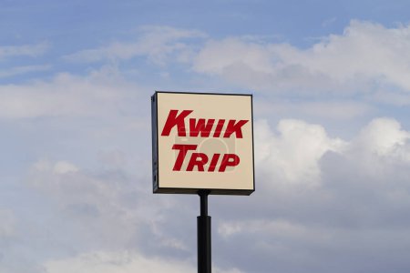 Téléchargez les photos : Tomah, Wisconsin États-Unis - 6 mai 2023 : Panneau de la station-service Kwik Trip. - en image libre de droit