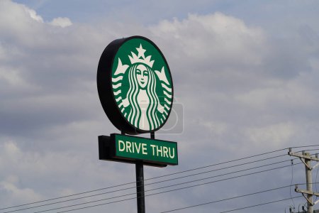 Téléchargez les photos : Tomah, Wisconsin États-Unis - mai 12th, 2023 : Starbucks drive thru restaurant sign advertising for customers. - en image libre de droit