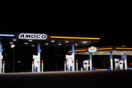 Foto de Tomah, Wisconsin, EE.UU. - 12 de mayo de 2023: La estación de combustible de Amoco brilla durante el servicio nocturno a la comunidad. - Imagen libre de derechos