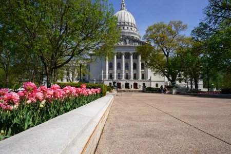 Foto de Madison, Wisconsin Estados Unidos - 9 de mayo de 2023: Madison, Wisconsin State Capitol government building during the spring time. - Imagen libre de derechos