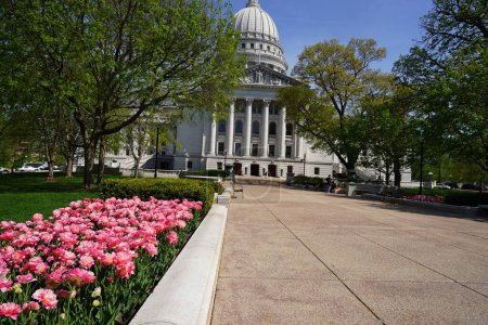 Foto de Madison, Wisconsin Estados Unidos - 9 de mayo de 2023: Madison, Wisconsin State Capitol government building during the spring time. - Imagen libre de derechos