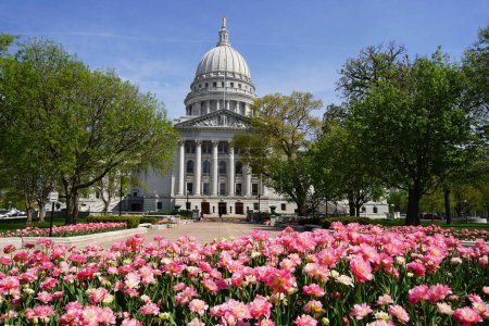 Téléchargez les photos : Madison, Wisconsin États-Unis - 9 mai 2023 : Madison, Wisconsin State Capitol government building during the spring time. - en image libre de droit