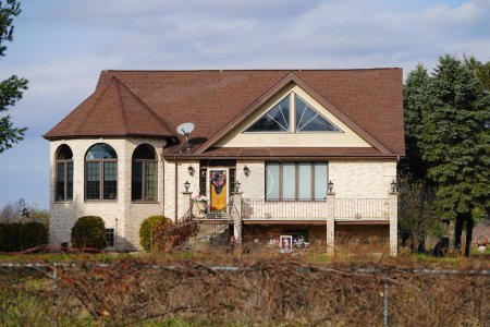 Téléchargez les photos : Tomah, Wisconsin États-Unis - 8 novembre 2022 : Belle maison en briques brunes et bronzées dans le pays. - en image libre de droit