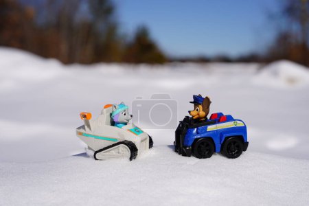 Téléchargez les photos : New Lisbon, Wisconsin États-Unis - 14 mars 2023 : Spin Master Paw Patrol Everest et Chase enfants jouets placés à l'extérieur dans le froid de l'hiver. - en image libre de droit