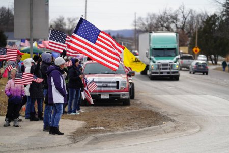 Téléchargez les photos : Oakdale, Wisconsin États-Unis - 4 mars 2022 : Des pro-américains et des pro-Trump se sont rassemblés à la station-service Loves brandissant des drapeaux et montrant leur soutien au Freedom Convoy voyageant à travers le Wisconsin. - en image libre de droit