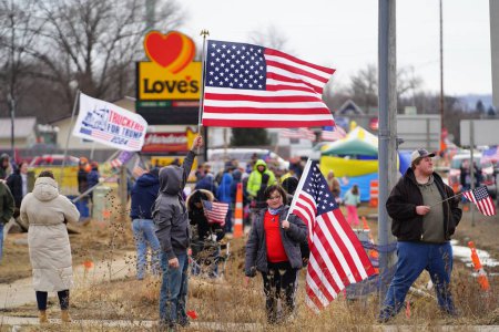Téléchargez les photos : Oakdale, Wisconsin États-Unis - 4 mars 2022 : Des pro-américains et des pro-Trump se sont rassemblés à la station-service Loves brandissant des drapeaux et montrant leur soutien au Freedom Convoy voyageant à travers le Wisconsin. - en image libre de droit