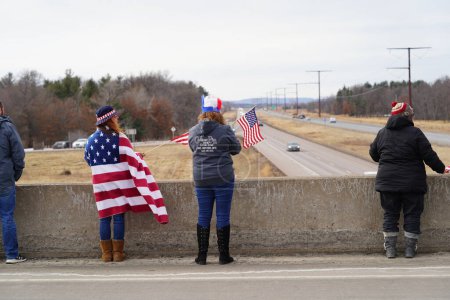 Téléchargez les photos : Oakdale, Wisconsin États-Unis - 4 mars 2022 : Des partisans pro-américains et pro-Trump se sont rassemblés sur les autoroutes I90 et I94 agitant des drapeaux montrant leur soutien au Freedom Convoy. - en image libre de droit