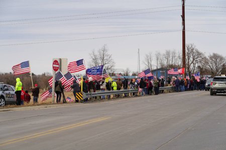 Foto de Oakdale, Wisconsin, Estados Unidos - 4 de marzo de 2022: Los pro estadounidenses y los partidarios de Trump se reunieron en el paso elevado de las carreteras I90 e I94 ondeando banderas que mostraban apoyo al Convoy de la Libertad. - Imagen libre de derechos