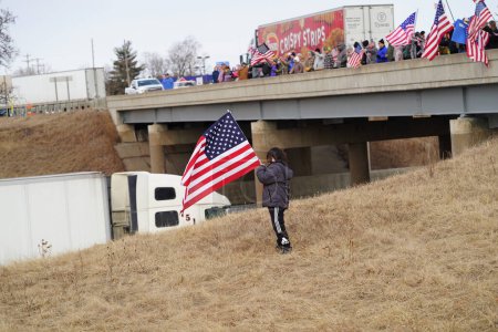 Foto de Oakdale, Wisconsin, Estados Unidos - 4 de marzo de 2022: Los pro estadounidenses y los partidarios de Trump se reunieron en el paso elevado de las carreteras I90 e I94 ondeando banderas que mostraban apoyo al Convoy de la Libertad. - Imagen libre de derechos