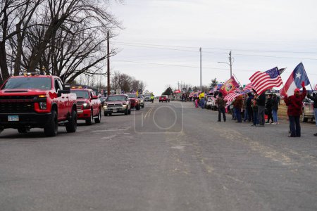 Foto de Oakdale, Wisconsin, Estados Unidos - 4 de marzo de 2022: Los pro estadounidenses y los partidarios de Trump se reunieron en la estación Loves Fuel ondeando banderas y mostrando su apoyo al Convoy de Libertad que viaja a través de Wisconsin. - Imagen libre de derechos