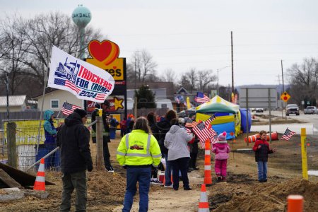 Foto de Oakdale, Wisconsin, Estados Unidos - 4 de marzo de 2022: Los pro estadounidenses y los partidarios de Trump se reunieron en la estación Loves Fuel ondeando banderas y mostrando su apoyo al Convoy de Libertad que viaja a través de Wisconsin. - Imagen libre de derechos
