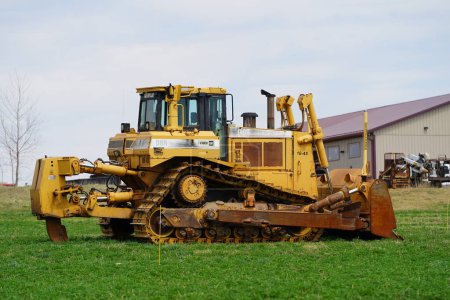 Foto de Viejo tractor amarillo en la granja - Imagen libre de derechos