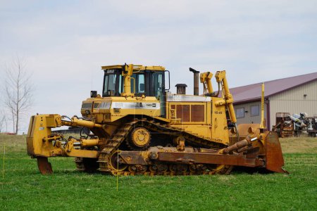 Foto de Bulldozer amarillo grande en un campo - Imagen libre de derechos