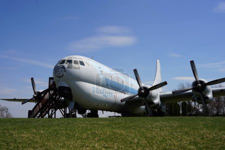 Téléchargez les photos : Dodgeville, Wisconsin États-Unis - 16 avril 2023 : Un Boeing C-97 abandonné est exposé à l'extérieur. - en image libre de droit