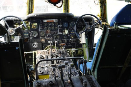 Foto de Dodgeville, Wisconsin, EE.UU. - 14 de abril de 2023: Dentro de un viejo y abandonado Boeing C-97. - Imagen libre de derechos