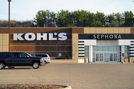 Foto de Wisconsin Dells, Wisconsin, Estados Unidos - 13 de abril de 2023: Kohl 's es una cadena de tiendas de ropa estadounidense, operada por Kohl' s Corporation. - Imagen libre de derechos