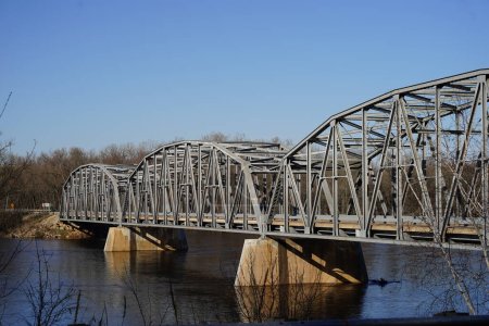 Foto de Arco atado de metal Arcos del puente sobre el río Wisconsin. - Imagen libre de derechos