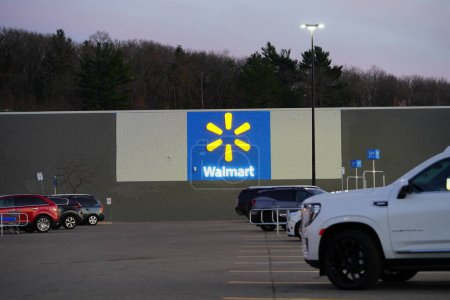 Foto de Wisconsin Dells, Wisconsin, EE.UU. - 23 de abril de 2023: Walmart firma tienda minorista. - Imagen libre de derechos