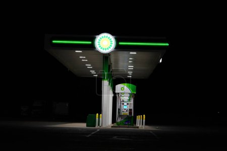 Foto de Nueva Lisboa, Wisconsin, EE.UU. - 15 de abril de 2022: La estación de servicio BP brilla por la noche dando servicio a la comunidad - Imagen libre de derechos