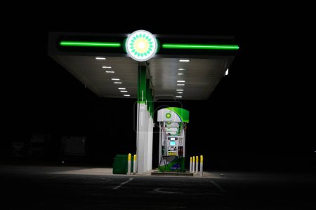 Foto de Nueva Lisboa, Wisconsin, EE.UU. - 15 de abril de 2022: La estación de servicio BP brilla por la noche dando servicio a la comunidad - Imagen libre de derechos