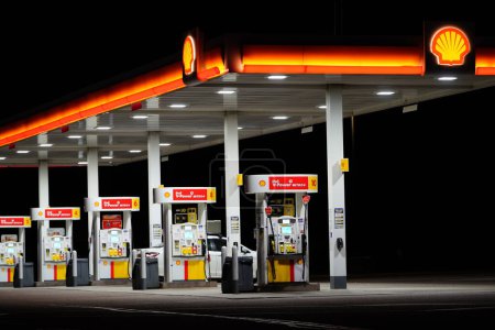 Foto de Tomah, Wisconsin - 15 de abril de 2022: Estación de servicio Shell brillando por la noche. - Imagen libre de derechos