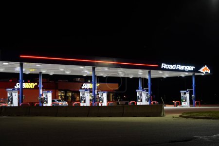 Téléchargez les photos : La station de pompe à essence des rangers routiers brille pendant la nuit. - en image libre de droit