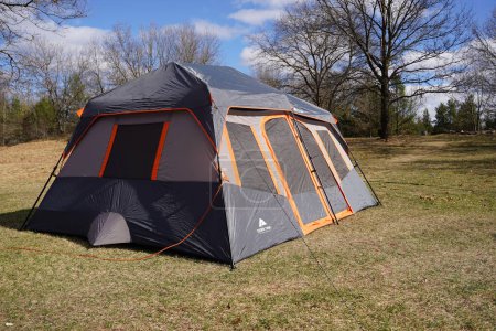 Téléchargez les photos : New Lisbon, Wisconsin États-Unis - 18 mai 2022 : Ozark Trail 14 x 10 très grande tente. - en image libre de droit