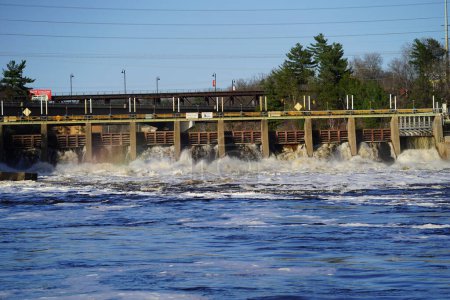 Téléchargez les photos : Wisconsin Dells, Wisconsin États-Unis - 18 avril 2023 : Centrale hydroélectrique Kilbourn Dam alimente la communauté environnante. - en image libre de droit