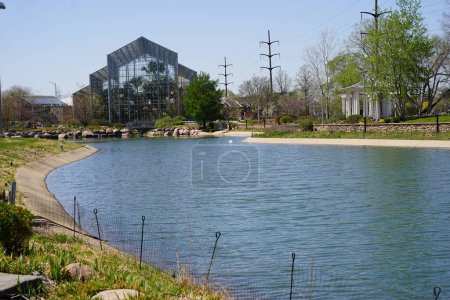 Téléchargez les photos : Lagune artificielle derrière un jardin botanique et une véranda. - en image libre de droit