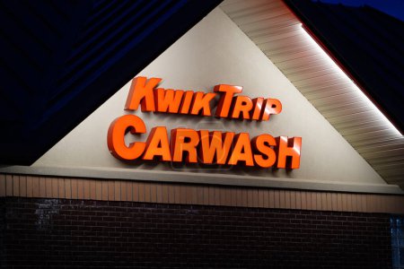 Téléchargez les photos : Wisconsin Dells, Wisconsin États-Unis - 19 mai 2023 : Le panneau Kwik Trip Carwash brille pendant la nuit. - en image libre de droit