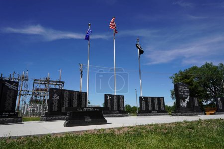 Foto de Nueva Lisboa, Wisconsin, EE.UU. - 1 de junio de 2022: Lugar conmemorativo para veteranos en honor a soldados caídos. - Imagen libre de derechos
