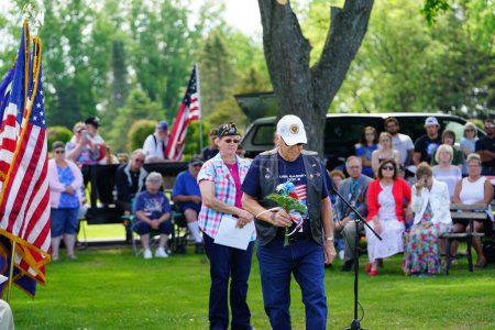 Foto de Marshfield, Wisconsin, EE.UU. - 29 de mayo de 2023: Veteranos y veteranas saludan a las tumbas de soldados caídos durante la ceremonia del Día de los Caídos. - Imagen libre de derechos