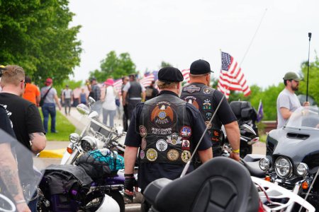 Téléchargez les photos : Neillsville, Wisconsin États-Unis - 29 mai 2023 : De nombreux groupes de motocyclistes et vétérans militaires se sont présentés au site commémoratif des vétérans de Highground pour la cérémonie du Jour commémoratif des vétérans. - en image libre de droit
