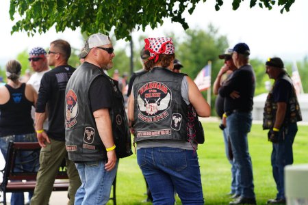 Téléchargez les photos : Neillsville, Wisconsin États-Unis - 29 mai 2023 : De nombreux groupes de motocyclistes et vétérans militaires se sont présentés au site commémoratif des vétérans de Highground pour la cérémonie du Jour commémoratif des vétérans. - en image libre de droit