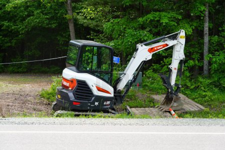 Foto de Tomah, Wisconsin, EE.UU. - 10 de junio de 2023: Bobcat E35 mini excavadora compacta se sienta en la carretera a la espera de ser utilizada. - Imagen libre de derechos