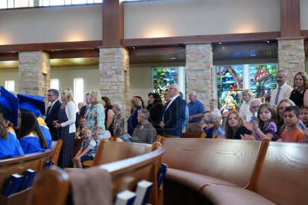 Foto de Fond du Lac, Wisconsin Estados Unidos - 19 de junio de 2020: Celebración de la graduación de St Mary Catholic School en la Basilica School of St Mary. - Imagen libre de derechos