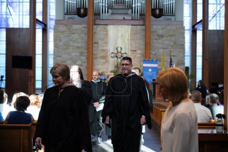 Téléchargez les photos : Fond du Lac, Wisconsin États-Unis - 19 juin 2020 : Célébration de la remise des diplômes de l "école catholique St Mary à l" école basilique St Mary. - en image libre de droit