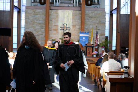 Téléchargez les photos : Fond du Lac, Wisconsin États-Unis - 19 juin 2020 : Célébration de la remise des diplômes de l "école catholique St Mary à l" école basilique St Mary. - en image libre de droit