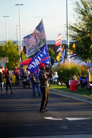 Téléchargez les photos : Mosinee, Wisconsin / États-Unis - 17 septembre 2020 : Le 45e président afro-américain agitant le drapeau de soutien de l'atout donald lors d'un rassemblement à l'aéroport central du Wisconsin - en image libre de droit