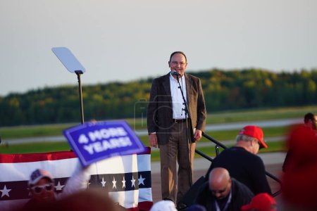 Téléchargez les photos : Mosinee, Wisconsin / États-Unis - 17 septembre 2020 : Des orateurs masculins s'adressent aux partisans de l'atout présidentiel pendant le grand rassemblement américain à l'aéroport central du Wisconsin - en image libre de droit