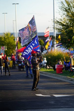 Foto de Mosinee, Wisconsin / Estados Unidos - 17 de septiembre de 2020: El afroamericano ondeando la bandera de apoyo del 45º presidente Donald Trump en un mitin en el aeropuerto de Wisconsin Central - Imagen libre de derechos