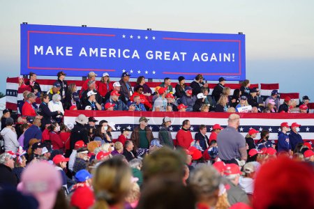 Téléchargez les photos : Mosinee, Wisconsin / États-Unis - 17 septembre 2020 : Donald surpasse les partisans du 45e président réunis à l'aéroport central du Wisconsin pour faire de l'Amérique un grand rassemblement. - en image libre de droit
