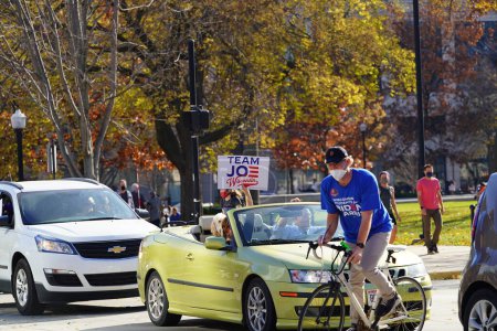 Téléchargez les photos : Madison, Wisconsin / États-Unis - 7 novembre 2020 : Joe Biden et les partisans de Kamala Harris sont descendus dans les rues de Madison pour célébrer leur victoire aux élections de 2020. - en image libre de droit