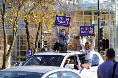 Téléchargez les photos : Madison, Wisconsin / États-Unis - 7 novembre 2020 : Joe Biden et les partisans de Kamala Harris sont descendus dans les rues de Madison pour célébrer leur victoire aux élections de 2020. - en image libre de droit